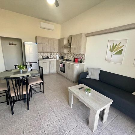 Seafront Apartment With Balcony Overlooking Marina Għajnsielem Eksteriør billede