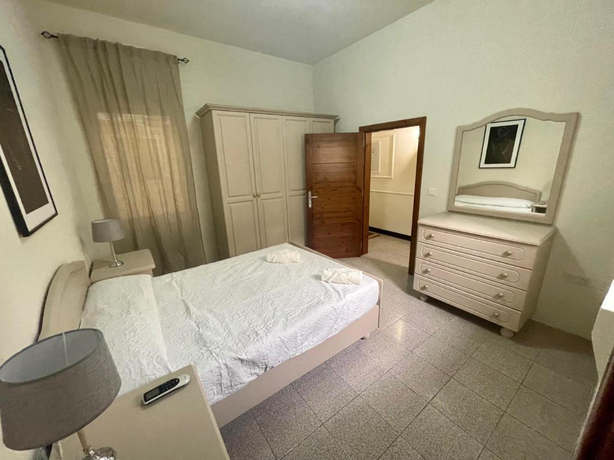 Seafront Apartment With Balcony Overlooking Marina Għajnsielem Eksteriør billede